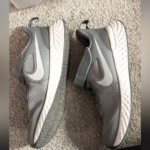 GUC Nike Gray And White Boys Tennis Shoes Size Kids 13 Retail $85